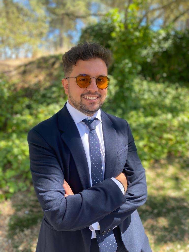 Jorge Pérez Oliva, Abogado Penalista en España, vestido de traje en una postura de brazos cruzados.