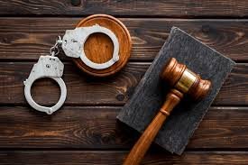 Abogado penalista experto asistiendo a un detenido en dependencias policiales y comisaría