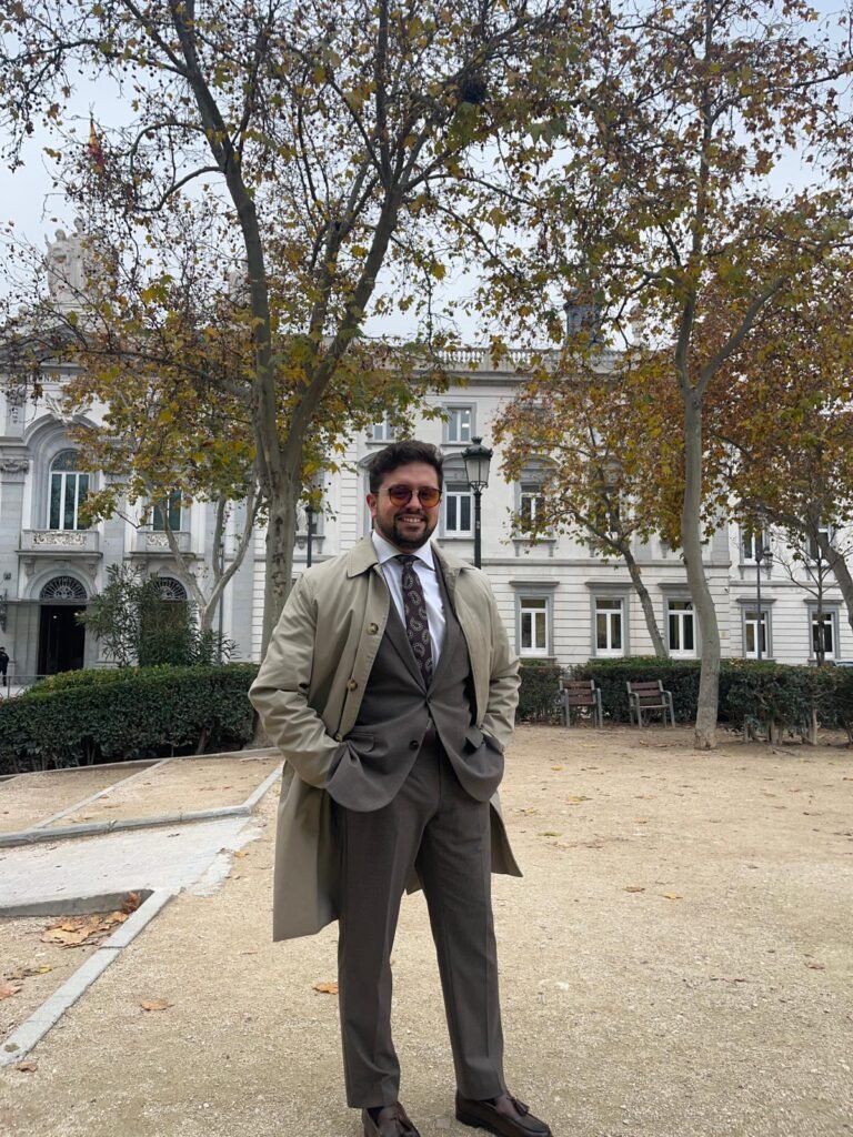 Jorge Pérez Oliva, Abogado Penalista en España, vestido de forma elegante con manos en los bolsillos