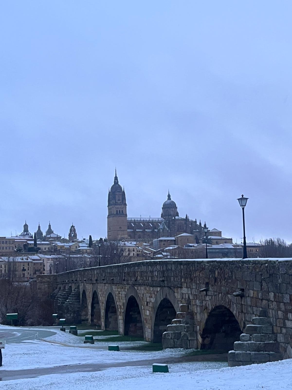 Vista de la Catedral y el Puente Romano de Salamanca, ciudad de actuación del abogado penalista Jorge Pérez Oliva.