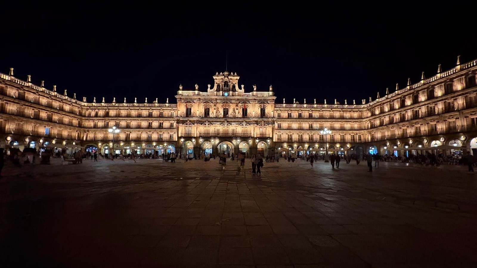 Vista nocturna de la Plaza Mayor de Salamanca, sede principal del despacho de abogados Pérez Oliva Abogados Penalistas.