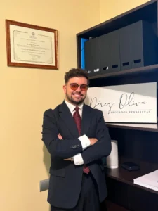 Retrato de Jorge Pérez Oliva, abogado penalista y experto en derecho penitenciario, en su despacho de la boutique legal PÉREZ OLIVA | Abogados Penalistas en Salamanca, con su título académico y vistas a la ciudad de fondo.