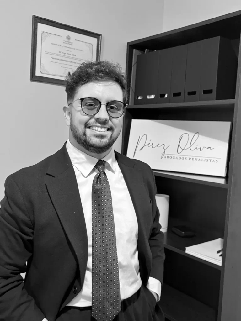 Retrato profesional de Jorge Pérez Oliva, abogado penalista en Salamanca, sonriendo en su despacho de Pérez Oliva Abogados Penalistas.