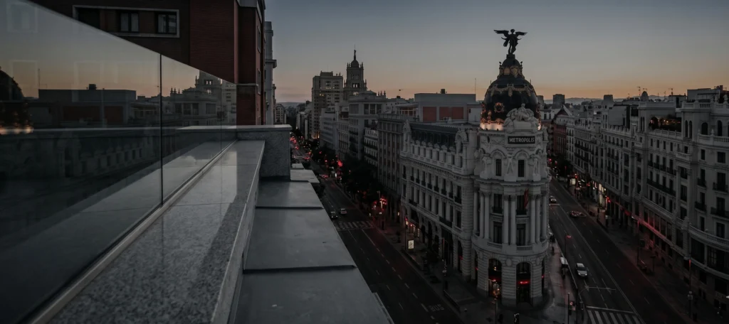 "Vistas de la Gran Vía de Madrid desde la cabecera de la web de Pérez Oliva Abogados Penalistas, tu despacho de confianza para defensa penal en la capital, y representando  la presencia nacional de la firma