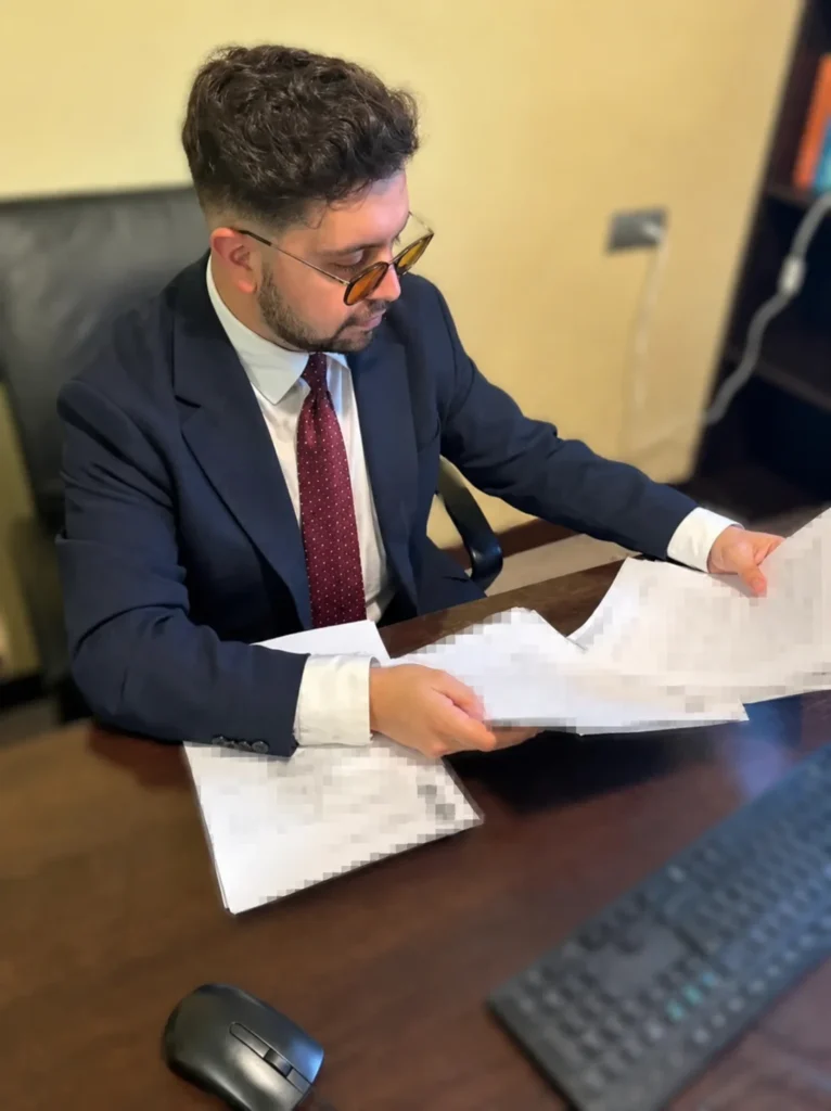 Jorge Pérez Oliva, abogado penalista, que actúa en toda la provincia de Madrid, revisando documentación sobre su escritorio.
